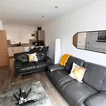City Retreat Birmingham - Modern 2 Bed Apartment